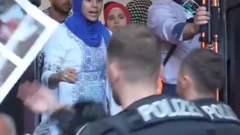 The German police are not afraid of Islamic crowds and restore order and discipline.