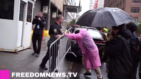 ICE Protesters PEPPER SPRAYED as they BLOCK gates to #NYC Federal Plaza ICE building
