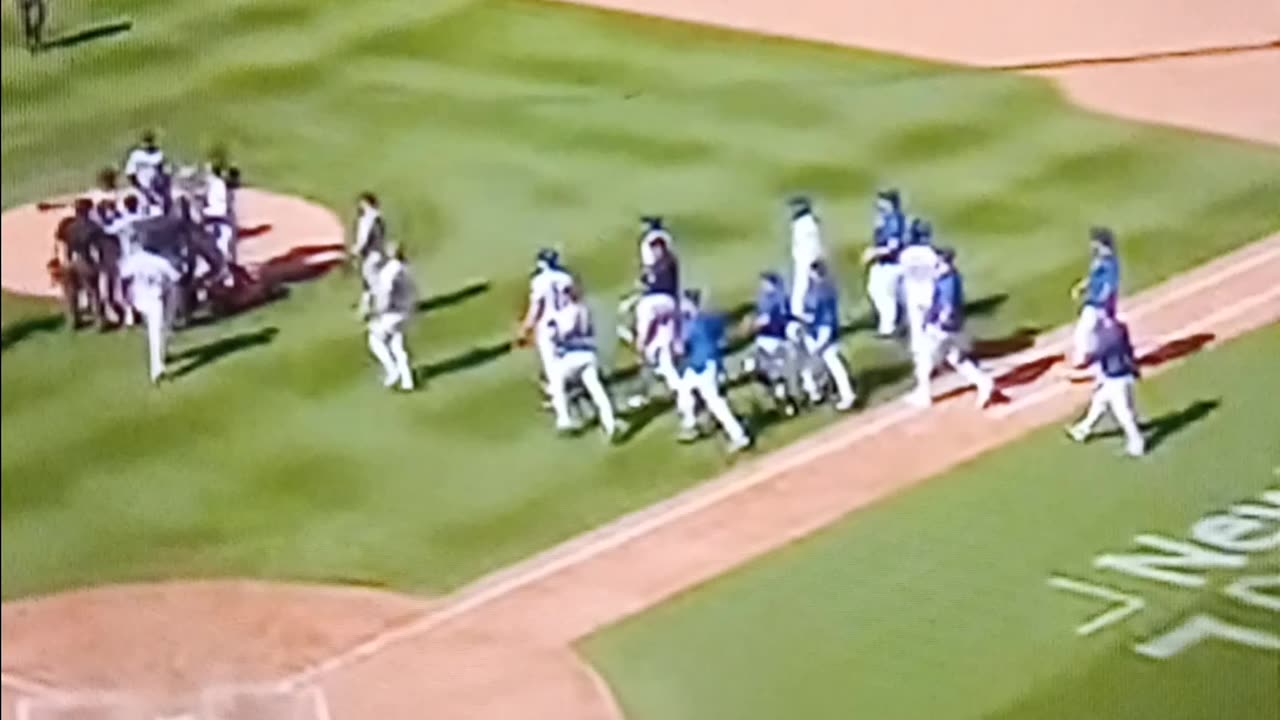 Benches clear during the Mets vs marlins game