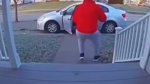 The fight against parcel thieves in the US. 🤣🤣🤣