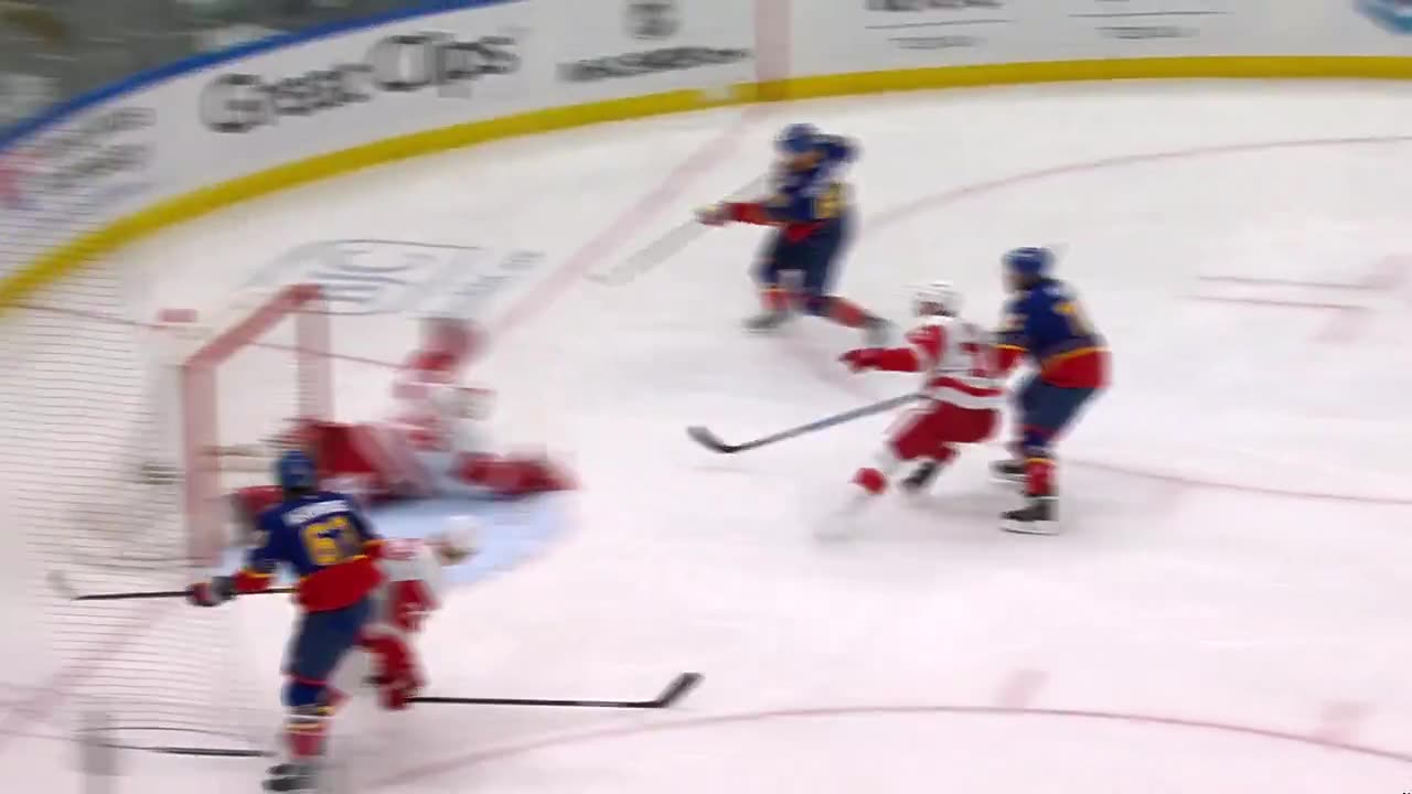 NHL - WHAT A GLOVE SAVE!! 😱 In a big game for the @DetroitRedWings