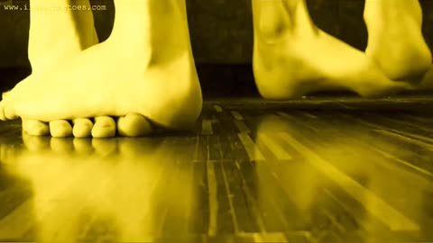 Average vs huge feet comparison