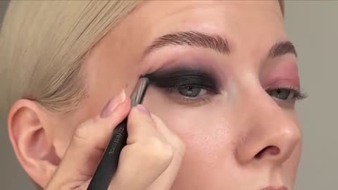 Black Smokey Eye Tutorial (3 Techniques) P4