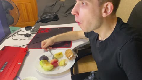 Я ел фрукты перед камерой, и вы это смотрите 🤔🍒