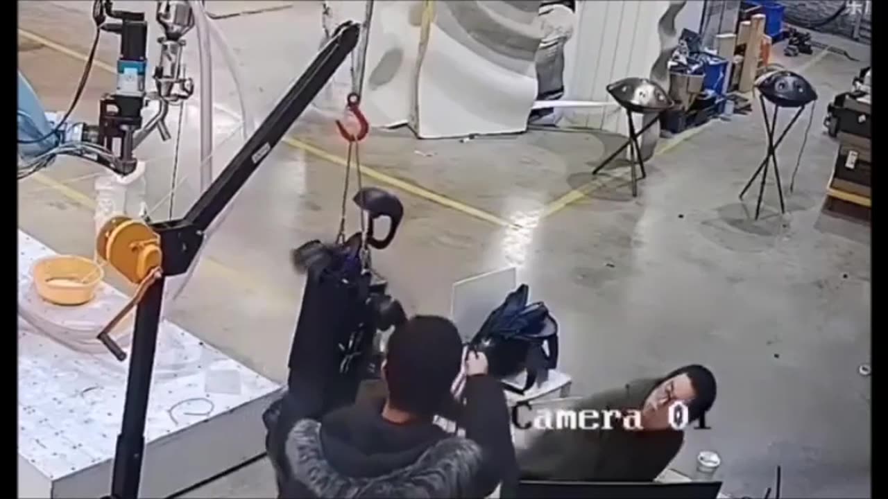 En raison d'une erreur de codage l'humanoïde Unitree H1s'est soudainement déplacé de manière sauvage