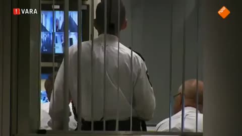 Een officier van justitie speelt tikkertje met boeven