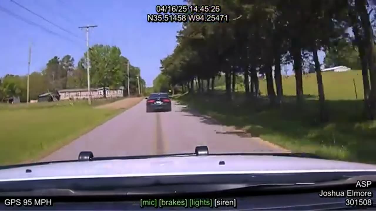 Arkansas STATE police Chases,- Fleeing suspect on foot.. PASSENGER IS HILARIOUS!@@@-