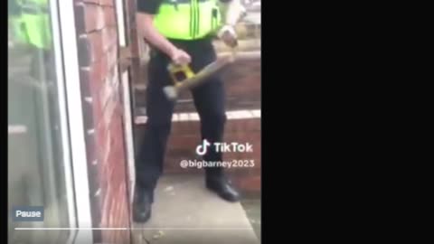 UK women get door smashed in by police for a drug dealer who don't live there