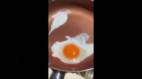You know it is hot: omelette made is a steaming hot city like Dubai