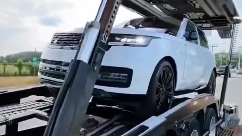 Watch This Epic Land Rover SUV Get Unloaded from an Open Trailer! 🚗📦