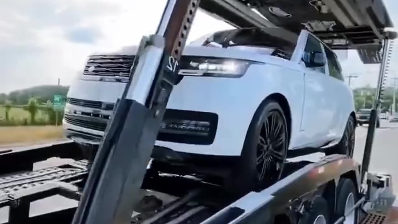 Watch This Epic Land Rover SUV Get Unloaded from an Open Trailer! 🚗📦