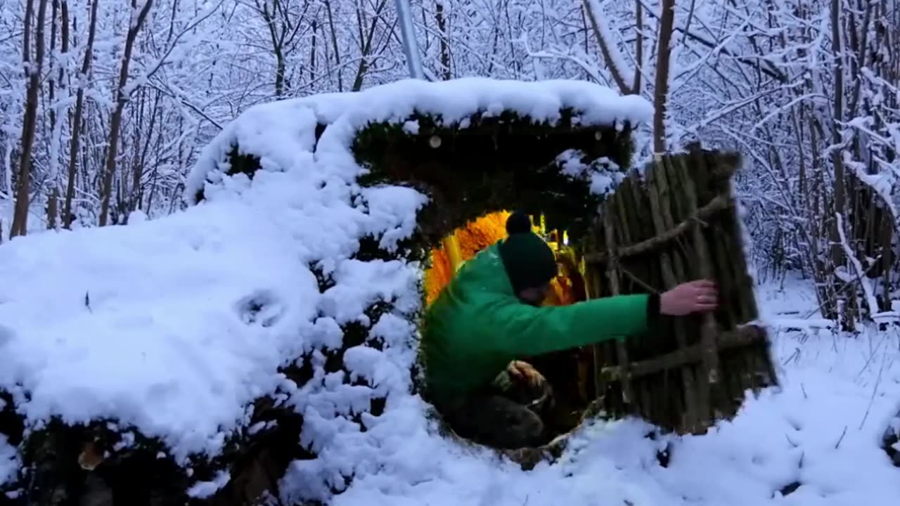 Building Warm Shelter for himself in wilderness to survive alone