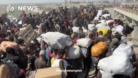 Gazans carry aid parcels, pick food from ground near Netzarim