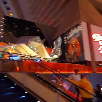 Walking 🚶‍♂️ inside Luxor Las Vegas