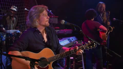 Maneater - Daryl Hall & John Oates (live)