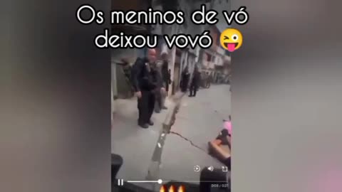 Os policiais heróis VS os meninos de vó 😜