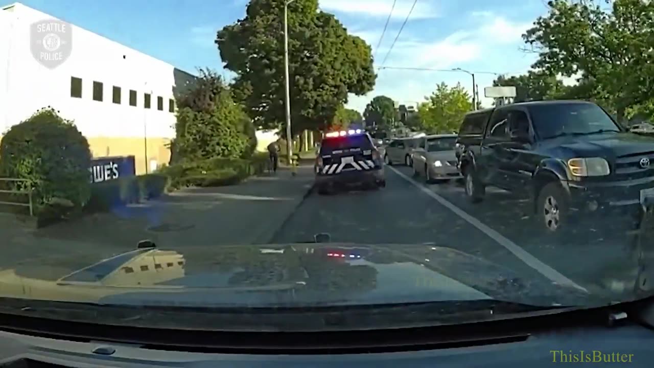 Seattle police officers chase a stabbing suspect that was on a bicycle after an unprovoked attack