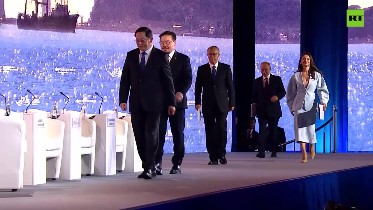 Putin enters crowded room awaiting his address for EEF