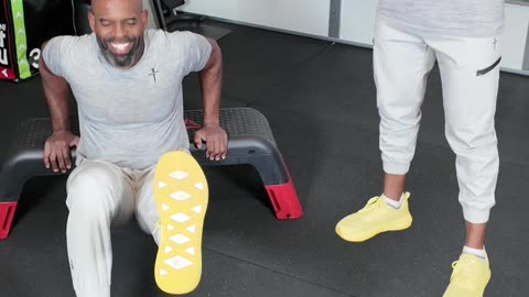 BENCH DIP KICK
