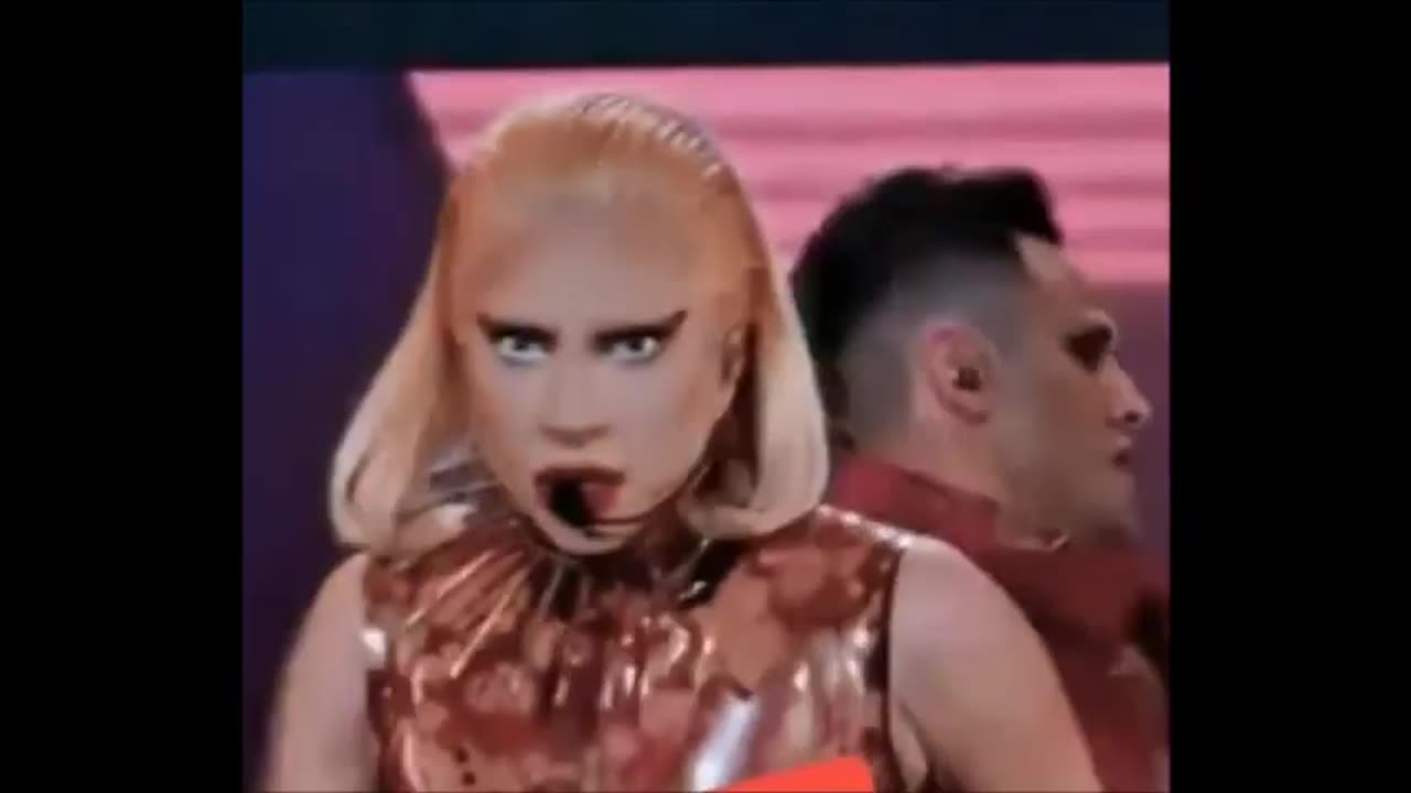 Lady Gaga métamorphosée en un démon en direct à la caméra