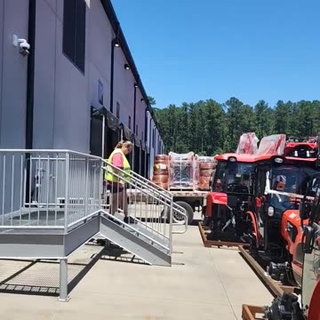 GETTING LOADED #ourtruckinglife #reallifetruckers #truckdriver #trucking #keeptrucking