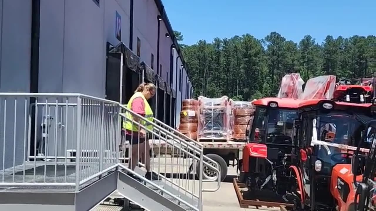 GETTING LOADED #ourtruckinglife #reallifetruckers #truckdriver #trucking #keeptrucking