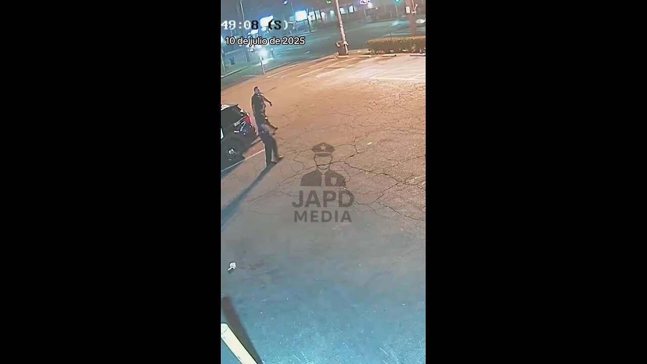 Driver crashes into bagel shop, nearly hits 2 LAPD officers #VanNuys #Crash #LAPD #japd