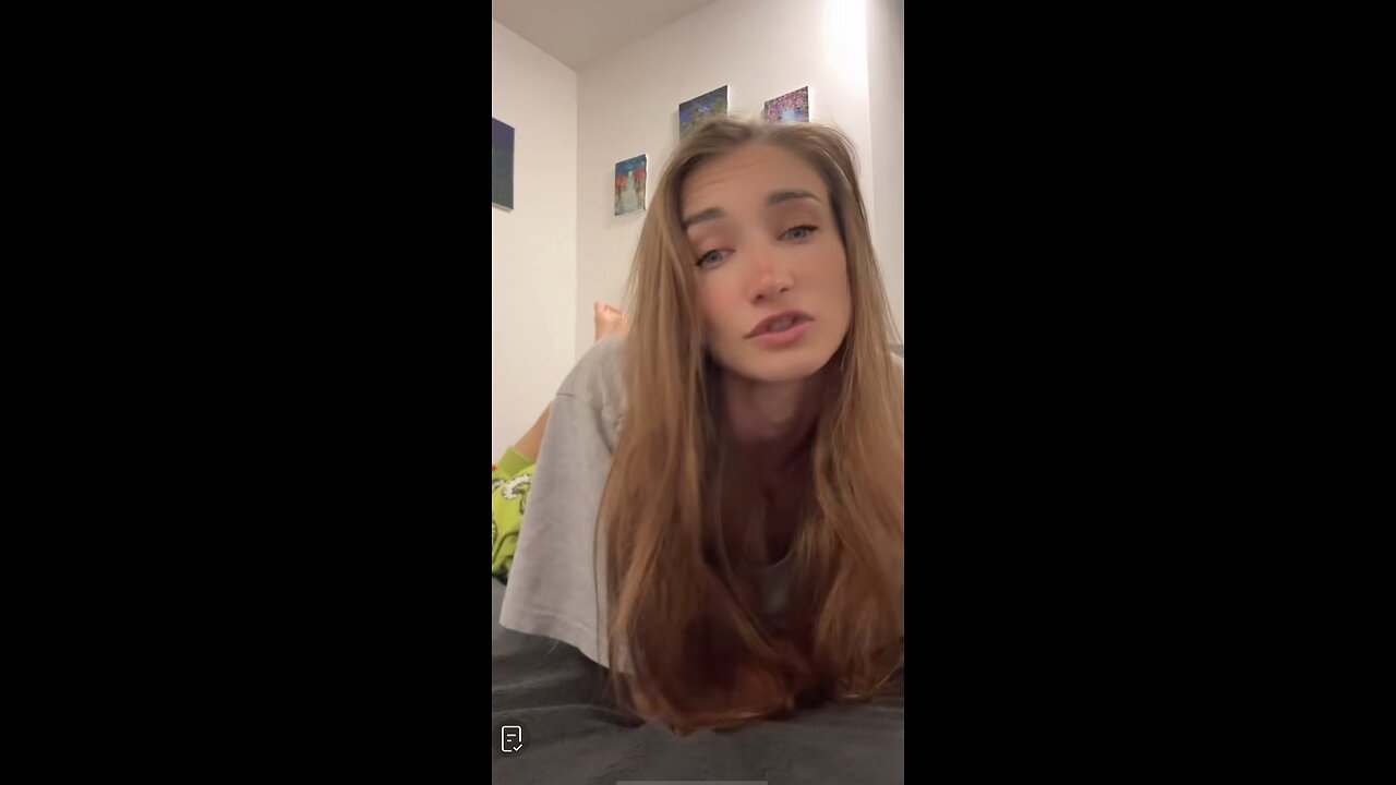 A Spectacular Brunette 🩶💛👣