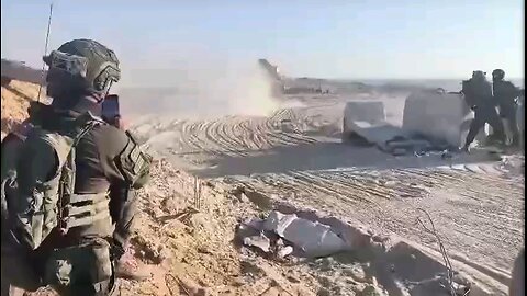 Palestinian crowd stands, applauds, and cheers for the IDF soldiers.