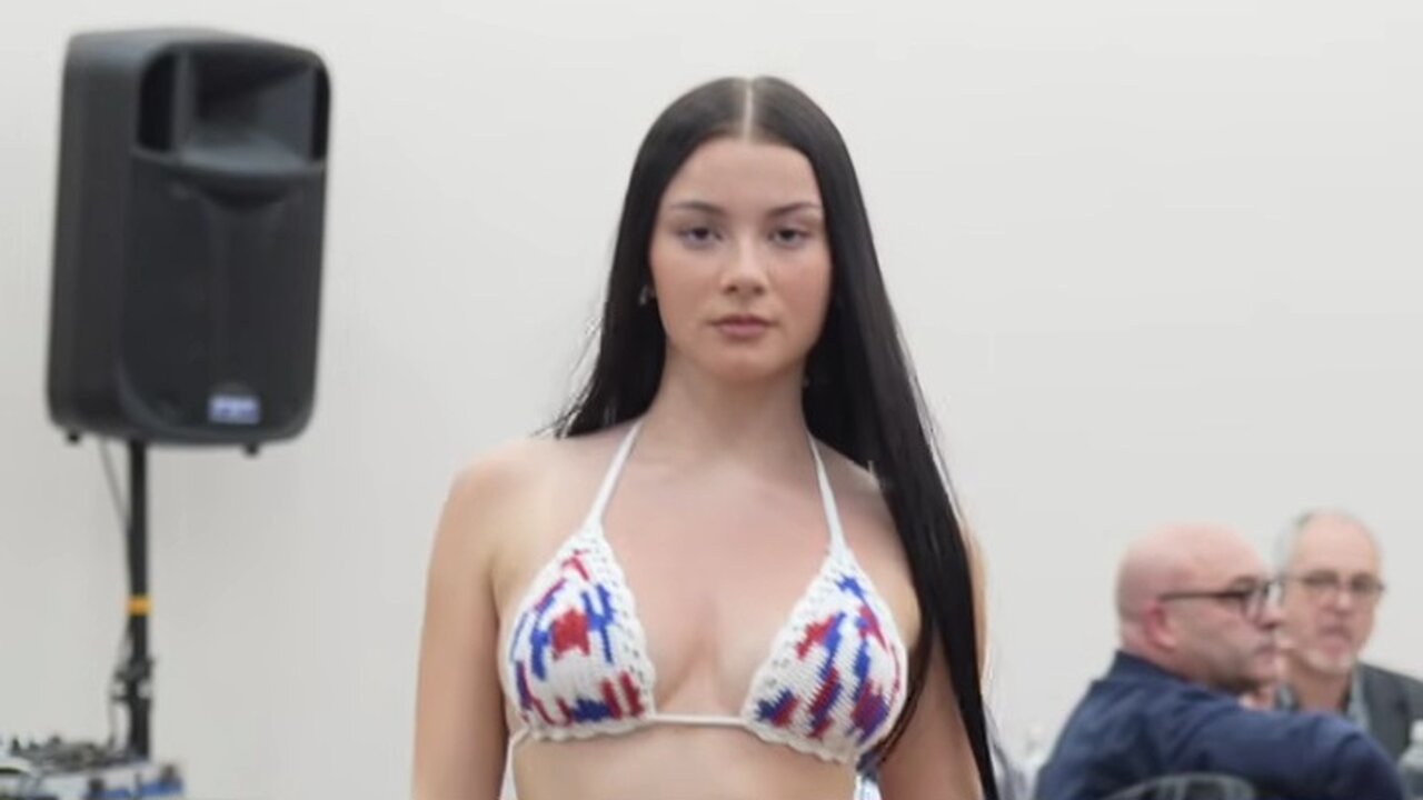 Gorgeous swimsuit modeling for your Saturday