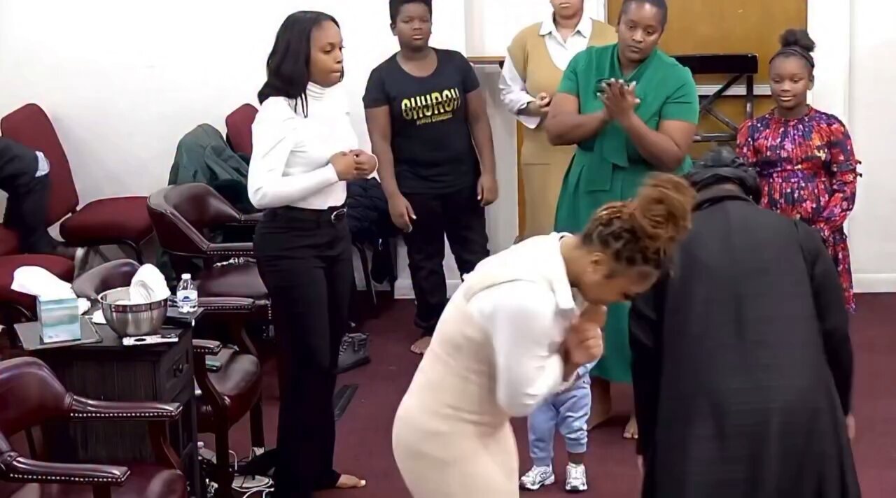 Grab you a dance partner 💃🏾💃🏾 praise break