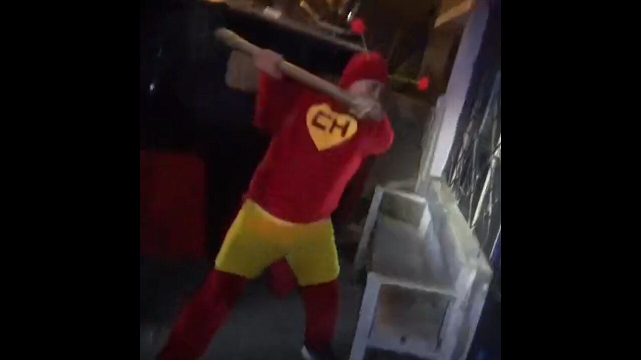 'El Chapulín Colorado' detiene a unos narcos de un mazazo mientras veían 'El Chavo del 8'