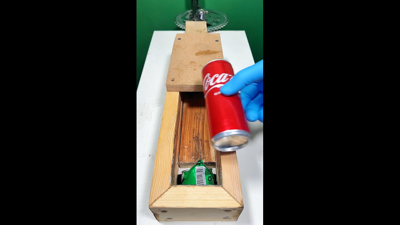 The wooden machine broke during cane crushing
