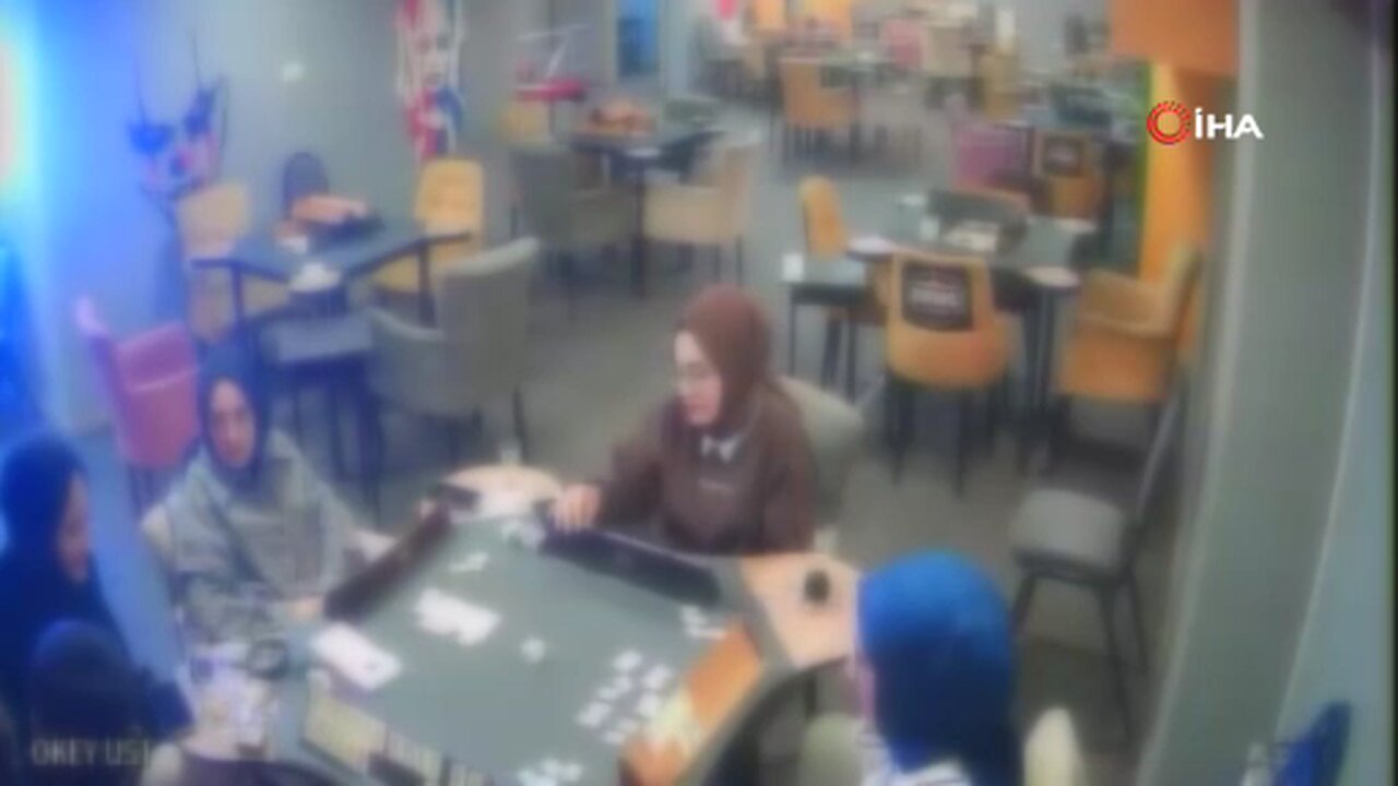 Okey masasını sallama bıçağı ile dağıttı