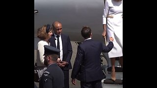 Macron es ignorado por su esposa antes de saludar a los príncipes de Gales