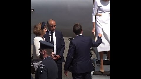 Macron es ignorado por su esposa antes de saludar a los príncipes de Gales