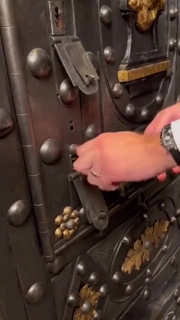 🇮🇹 Italian 18th Century Cabinet – A White Masterpiece of Craftsmanship ✨