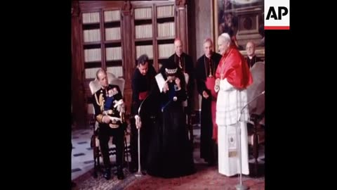 QUEEN ELIZABETH II AND PRINCE PHILIP MEET THE POPE