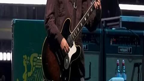 Oasis Guitarist Leaves Fans in Stitches with Just