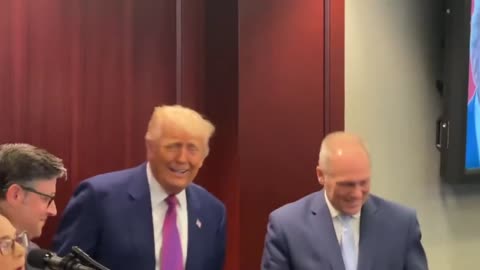 Trump receives standing ovation in House Republican meeting