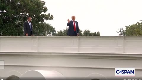 Tổng thống Trump hiện đang ở trên nóc nhà WH và trả lời câu hỏi của báo chí ...🤣😁😂😍