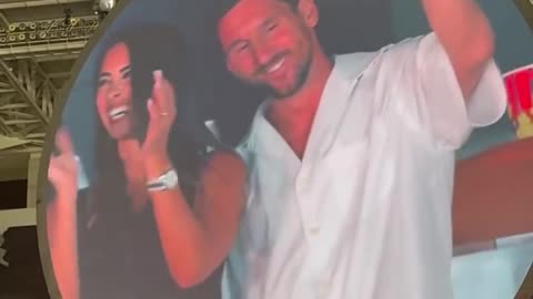 Así reaccionó el público al ver a Messi y Antonela en el concierto de Coldplay.