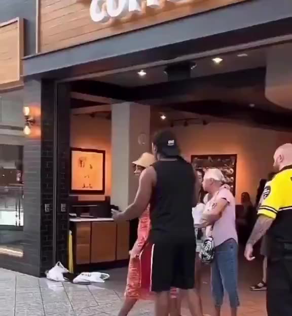 Queen Shyneequa Bitch Slaps Mall Security