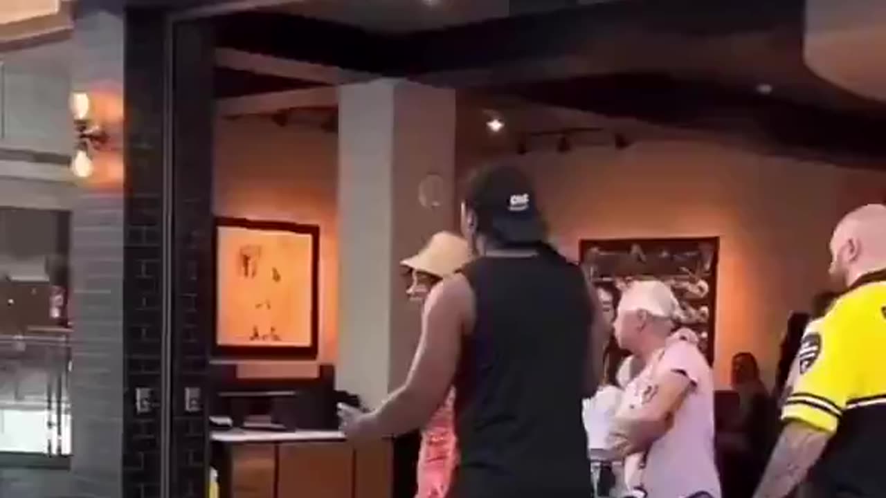 Queen Shyneequa Bitch Slaps Mall Security