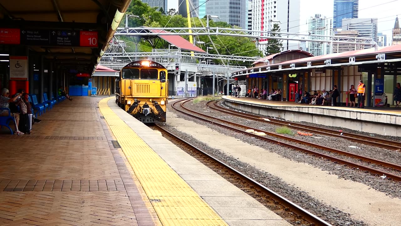 Dual locomotives at Roma Street Station in Brisbane