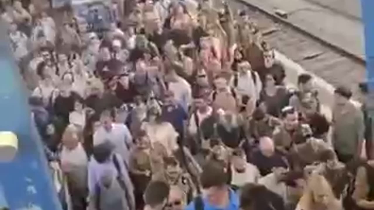 The train rush continues: This is what Savidor Central Station looked like this morning following