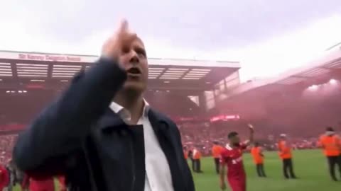 Arne Slot waves to Jurgen Klopp 👋