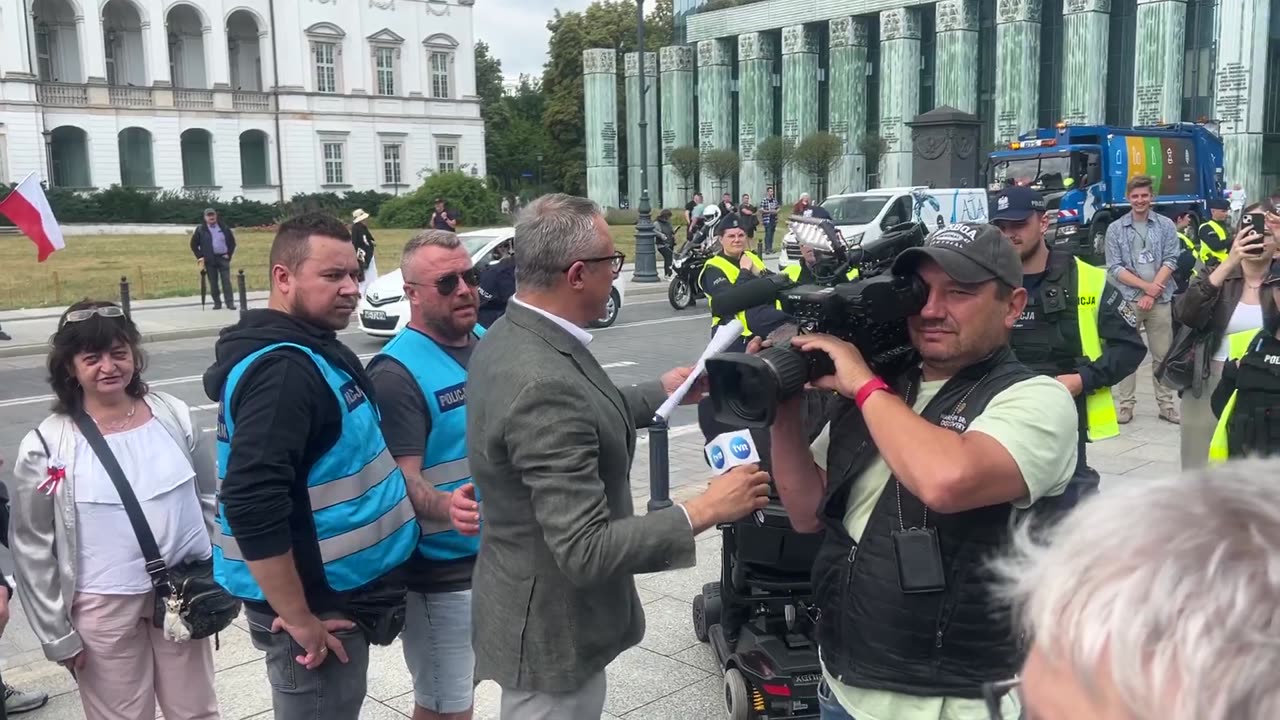 Policja wyprowadziła z demonstracji Knapika z TVN uznając, że prowokuje🤭