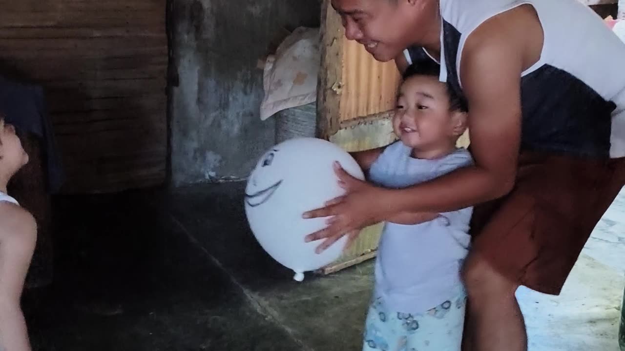 Gadula'g balloon silang Grey ug Isaiah