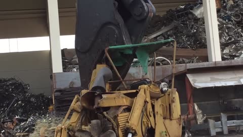Satisfying Machines Crush Everything For Recycling